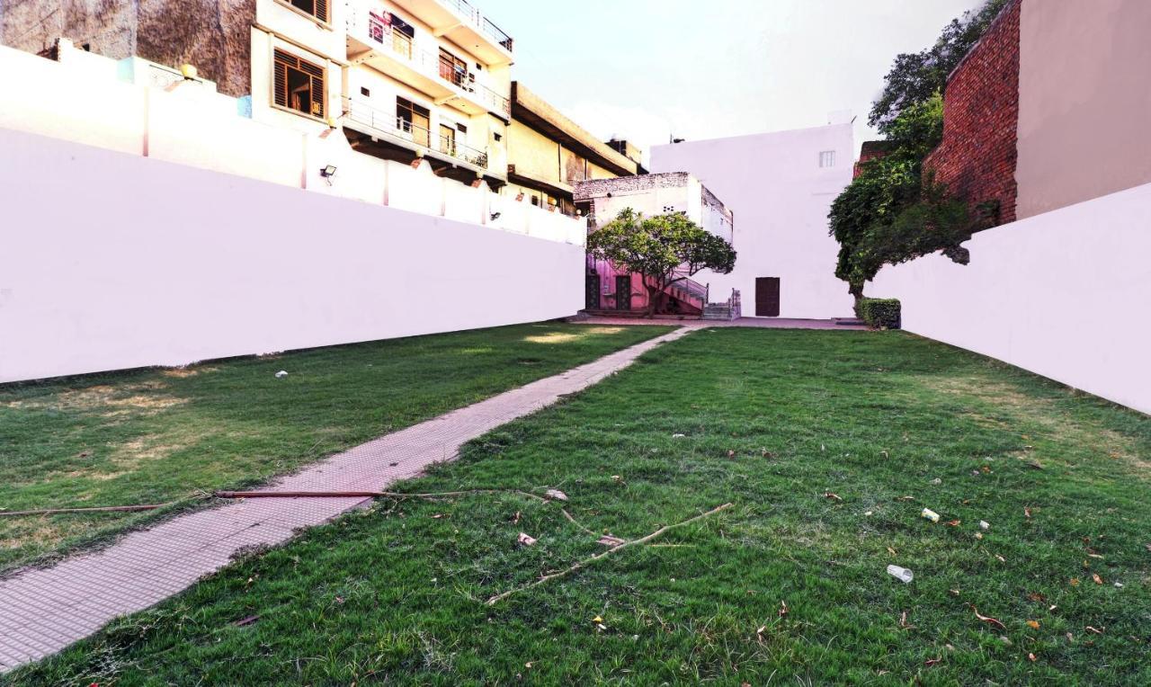 Hotel Pragati Palace Mathura Exteriér fotografie