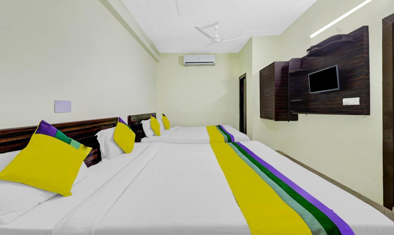 Hotel Pragati Palace Mathura Exteriér fotografie